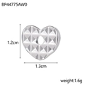 Vista macro de colgante de corazón plateado con textura piramidal de 1,2x1,3cm - Estilo de Textura de Pirámide Plateada (BP44775AW0)