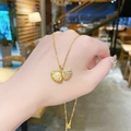 Collana in acciaio al titanio con ciondolo a conchiglia, perle bianche e cristalli dorati - Stile conchiglia con perla artificiale e zirconia (X027) / Oro