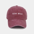 Détail de la broderie Stay Wild sur casquette de baseball vintage bordeaux délavé - Réglable / Bordeaux