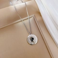 Dettaglio di una collana con ciondolo a moneta in argento, incisione Regina Elisabetta II - Ritratto di Elisabetta (M128 Argento) / Argento
