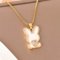 Vergoldete Halskette mit weißem Emaille-Hasenanhänger und einem herzförmigen Edelstein - Goldener Hase (ne55 Box Kette)