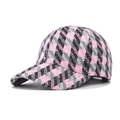 Detailaufnahme der pink-grauen Karo-Baseballkappe mit dickem, strukturiertem Twill-Gewebe - Verstellbar / Gitter Rosa