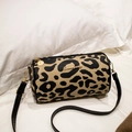 Cilindrische crossbodytas met luipaardprint, zwarte riem en gouden details - Zwart