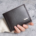 Cartera de hombre marrón oscuro de cuero con textura lichi y detalle dorado - Café Oscuro