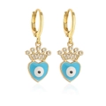 Détail de boucles d'oreilles cœur dorées avec œil bleu, zircon et accents couronne - Bleu