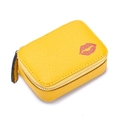 Gele mini make-up tas met lychee textuur, rode lippenprint en gouden ritssluiting - Geel