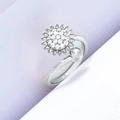 Primer plano de un anillo de margarita plateado con circonitas sobre un fondo minimalista - Anillo Giratorio de Marguerita de Circonita