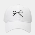 Detalle del bordado de lazo negro en gorra de béisbol de algodón lavado blanco puro - Blanco