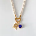 Collier de perles élégant avec pendentif lettre R doré 14K et cristal bleu brillant - Lettre R