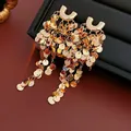 Elegante goldene U-förmige Pailletten-Quastenohrringe mit poliertem Metall-Finish - Gold