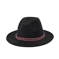 Détail d'un chapeau fedora noir en feutre avec une chaîne décorative rose vif tendance - Noir (09)