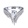 Vue détaillée d'une bague en zircon goutte d'eau avec un design d'anneau en plumes d'argent - US 5 / Blanc