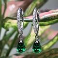 Vista macro di orecchini in argento con zircone verde a goccia e micro-pave di cristalli - Forma a Goccia d'acqua/Zircone Verde
