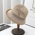 Vista detallada de la textura de punto calado en el sombrero de copa de lino corto - M (56-58cm) / Amarillo