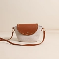Sac bandoulière en paille tissée blanche avec rabat marron et rivets dorés - Rabat en Cuir à Rivets Fil de Coton Beige / Blanc Cassé