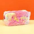 Detail der bunten Plüsch-Kosmetiktasche mit Pailletten-Herz und goldenem Reißverschluss - Tie-Dye Gelb Rose Rosa