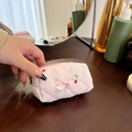 Kleine rosa Baumwoll-Kosmetiktasche mit Kirsch-Stickerei und Schleifen-Detail - Rosa Band Kirschmuster