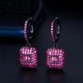 Orecchini a pendente con cristalli magenta quadrati e placcatura nera per un look di lusso - Rosso