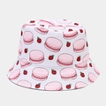 Détail d'un chapeau bob avec motifs macarons roses et framboises sur tissu en toile blanc - M (56-58cm) / Burger Fraise Blanc