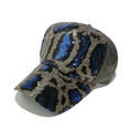 Macrobeeld van blauwe en gouden pailletten met een abstract luipaardmotief op de pet - M (56-58cm) / Blauw