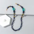 Detail der bunten Brillen-Kette aus Acryl mit schildpattfarbenen geometrischen Gliedern - Marineblau
