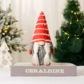 Gnome de Noël avec chapeau rayé rouge et tresses blanches sur un livre de décoration - Style Femme avec Chapeau de Crème Glacée (Avec Tresses)
