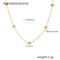 Vue détaillée du collier fleurs en titane doré avec chaîne de 38 cm et extension de 5 cm - Collier Fleur Doré (P1976)