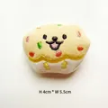 Détails d'un cupcake en peluche avec dimensions: hauteur 4 cm et largeur 5,5 cm ici - Style DIY (Ouverture au dos) / Cupcake