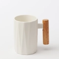 Taza blanca con patrón de diamantes