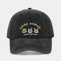 Dettaglio del ricamo vintage con animali su un cappellino da baseball in denim lavato grigio - Regolabile / Nero