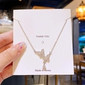 Collier papillon argenté élégant avec oxydes de zirconium et une pierre en goutte - Double Papillon Argenté