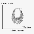 Dettaglio orecchini a cerchio in acciaio argento con misure di 2,9 cm altezza e 2,5 cm larghezza - Spirale Argento (D431-S)