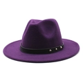 Detalle de sombrero de lana púrpura con banda de cuero negro y remaches plateados - M (56-58cm) / Morado