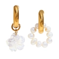 Orecchini asimmetrici in acciaio placcato oro 18K con fiori di conchiglia e perle - Orecchini a Fiore in Perla e Conchiglia - Oro