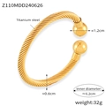 Dettaglio del diametro interno di 6,2cm del bracciale rigido a corda dorato in titanio - Oro
