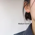Ohrring aus 925 Sterlingsilber am Modell getragen im minimalistischen Stil Schuss - Mittel 9.5mm / Silber