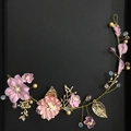 Detalle de tocado de novia hecho a mano con flores de tela violeta y hojas doradas - Púrpura (Sin Gasa)