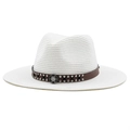 Primer plano de sombrero de paja blanco con banda de cuero marrón y remaches metálicos - M (56-58cm) / Blanco