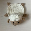 Posavasos de oveja de ganchillo hecho a mano con cuerpo blanco y detalles de lana marrón - Posavasos de Oveja