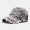 Detalle del ala desgastada y flecos en la gorra de béisbol de mezclilla lavada - Ajustable / Gris
