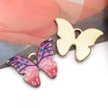 Schmetterlingsanhänger aus Emaille in Pink und Lila mit goldenem Metallteil - Rosa Bedruckter Schmetterling (21x15 mm)