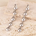 Detailweergave van zilverkleurige druppeloorbellen met vijf gepolijste druppelvormige hangers - 5-laags Waterdruppel / Zilver