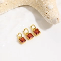 Dettaglio di ciondoli quadrati in zircone rosso placcati oro 18k per gioielli fai da te - Rosso
