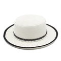 Dettaglio cappello di paglia bianco con decorazione di perle e bordo nero a contrasto - Stile Perla Bianca