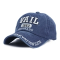 Dettaglio del cappellino vintage in cotone lavato con ricamo 3D VAIL 1962 rifinito - Regolabile / Blu navy