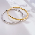 Nahaufnahme minimalistischer wellenförmiger Armreifen in Gold und Silber, poliertes Metall - Mini-Wellenkurve Geschlossener Armreif (Stahlfarbe)