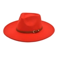 Dettaglio cappello fedora rosso con fascia in pelle marrone e fibbia in metallo dorato - M (56-58cm) / Rosso Arancio