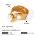 Detail eines 18k vergoldeten Hammerschlag-Rings mit zwei runden Perlen auf weißem Grund - Einstellbar Offen / Gehämmerter Doppelperlen-Verstellring