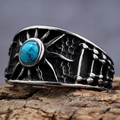 Punk herenring met turquoise en zonmotief op natuurlijke boomschors textuur - US 7