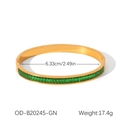 Makro-Detail des 18k vergoldeten Armreifs mit grünem Zirkonia und 6,33 cm Innendurchmesser - Gold/Grüner Zirkonia